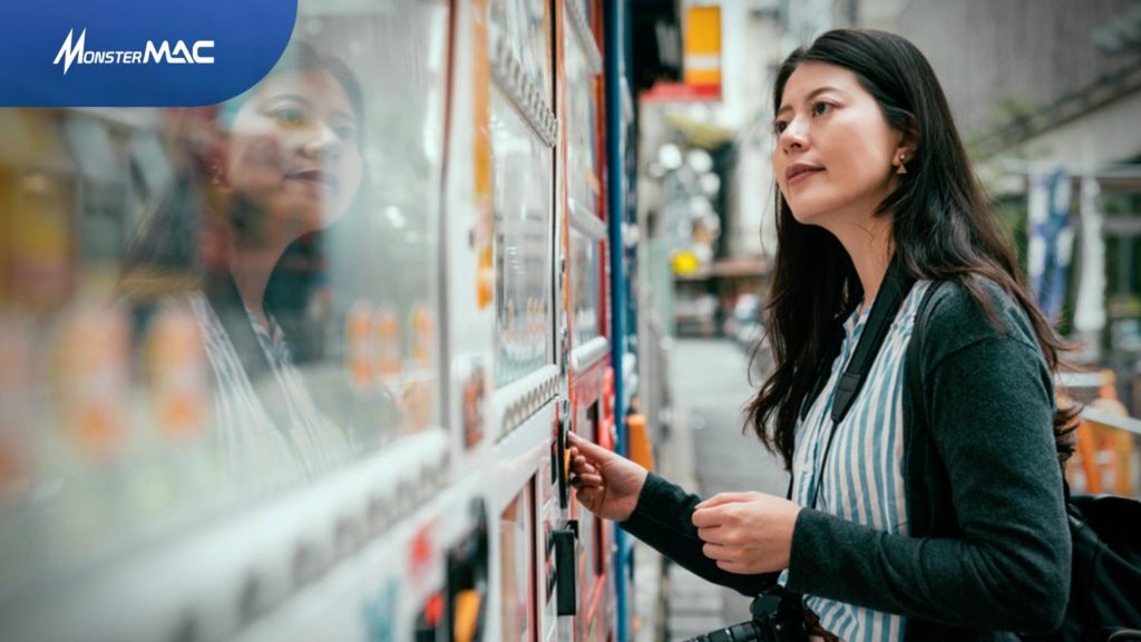 Gaya hidup sehat semakin digemari, hal ini bisa dilihat dari permintaan akan pilihan camilan sehat yang  terus meningkat. Untuk itu konsep Healthy Vending Machine hadir, dan dibuat untuk memenuhi permintaan penerapan vending machine sehat yang terus meningkat.  Lalu apa itu Konsep Healthy Vending Machine? Konsep itu hadir dengan opsi penerapan vending machine dengan menyediakan makanan sehat sebagai alternatif. Yaitu dengan  pilihan camilan dan minuman sehat yang rendah gula, lemak, dan kalori. Aspek lain yang membuat Healthy Vending Machine berbeda adalah penawaran ukuran. Mesin penjual otomatis tradisional hanya menawarkan slot ukuran produk standar (mis. slot soda 12 oz). Tetapi dengan mesin penjual otomatis yang sehat, Anda memiliki lebih banyak pilihan dalam ukuran dan ketersediaan produk. Karena mesin dirancang untuk disesuaikan dengan slot bergerak. Apa yang membuat Konsep Healthy Vending Machine Populer? Dengan meningkatnya minat Penjual Sehat, oportunis bisnis mulai mengeksplorasi berbagai pilihan untuk mengeluarkan produk mereka.  Healthy Vending Machine adalah mesin penjual otomatis yang mendistribusikan makanan ringan dan minuman sehat. Tambahan opsional untuk hampir semua mesin penjual otomatis yang sehat adalah pembaca kartu kredit AirVend. Pembaca khusus ini menyediakan teknologi unik yang memungkinkan pemilik mesin memprogram fakta nutrisi produk yang disimpan dalam mesin. Sebagian besar Healthy Vending Machine ini akan dibalut dengan bungkus menarik yang menampilkan buah, sayuran, atau barang sehat lainnya. Ini membedakan mesin dan mengumumkan dirinya sebagai sehat. Ingatlah selalu bahwa sebuah mesin dapat memiliki penampilan yang sehat, namun kunci penting sebenarnya adalah apa yang dihasilkan oleh mesin tersebut. Jika ada barang tidak sehat yang disimpan di mesin yang dihias dengan indah, maka itu tidak akan memenuhi syarat sebagai mesin penjual otomatis yang sehat. Meskipun waralaba adalah sumber daya yang mahal dan terkadang bermanfaat, itu bukan keharusan untuk memiliki mesin penjual otomatis yang sehat. Ada banyak distributor yang menawarkan mesin yang sama yang dapat dibeli dari waralaba. Sehingga meneliti pilihan untuk distributor merupakan ide yang bagus! Produk Apa yang Cocok di Healthy Vending Machine? Pada tahun 2007 National Automated Merchandising Association (NAMA) meluncurkan FitPick, yaitu sistem yang menggunakan stiker untuk vending machine yang mengidentifikasi produk bergizi.  Kemudian vendor juga harus menempatkan stiker FitPick kecil di sebelah pilihan yang sehat seperti yang ditentukan oleh aturan FitPick di mana produk tidak boleh memiliki lebih dari: 35% dari total kalori dari lemak 10% dari lemak jenuh 35% dari gula menurut beratnya Sebuah studi oleh Vendingtimes.com menunjukkan bahwa ketika Anda mengalihkan 30% dari produk penjual Anda ke produk sehat dan Anda mengelompokkan barang-barang itu bersama-sama, dan mengiklankannya dengan stiker penjual yang sehat, maka penjualan Anda sebenarnya dapat meningkat sebesar 20%.  Tertarik memulai bisnis vending machine? Monster Mac siap membantumu, lho !